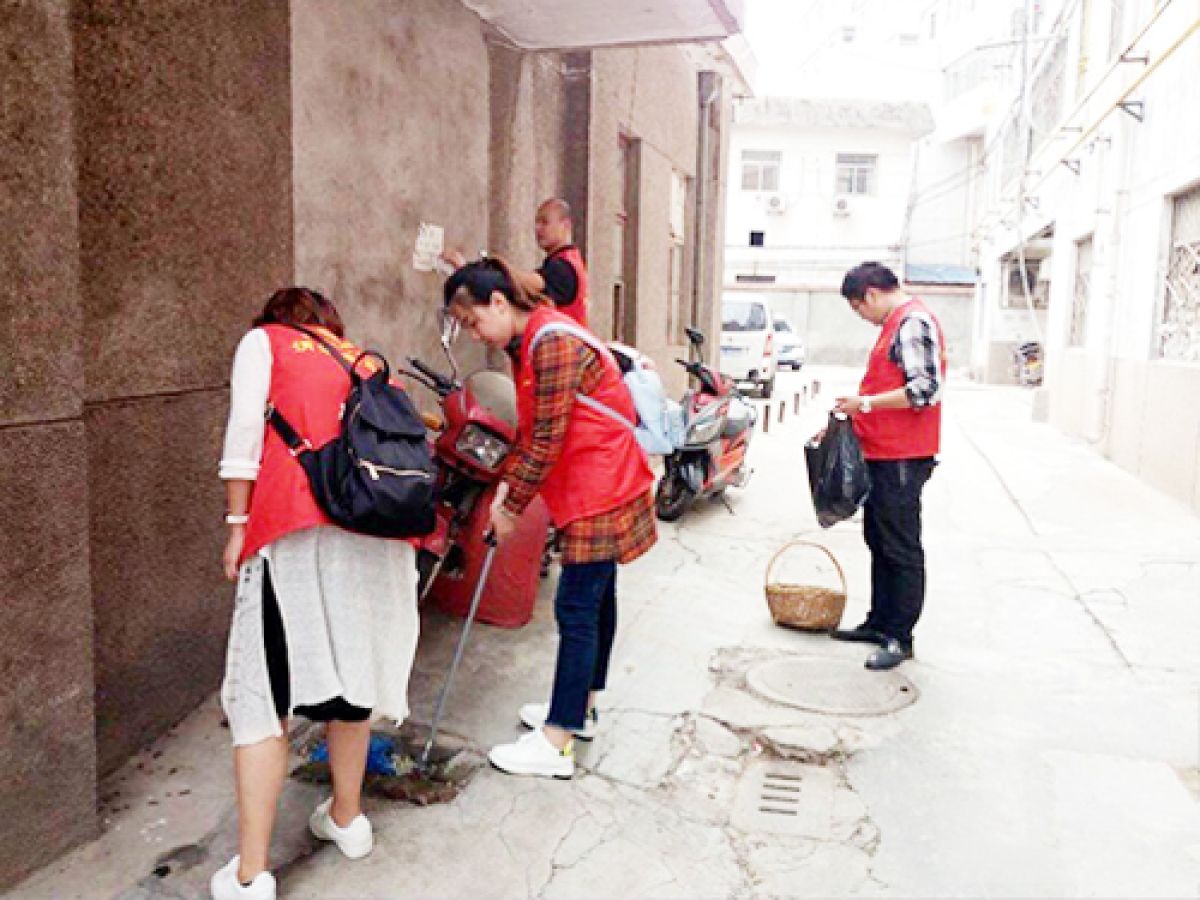 开展老旧小区整治志愿服务活动