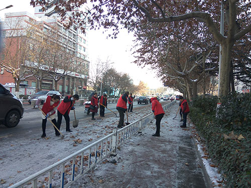 金渭路社区组织工作人员及志愿者对经二路东头马路边及金渭路两侧道路进行铲除冰雪活动