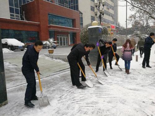 情暖冬日.铲冰除雪有你有我有他！