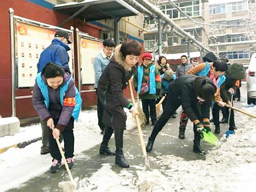 劳动一坊社区开展“扫雪铲冰”活动
