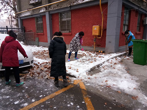 志愿者铲雪除冰暖人心