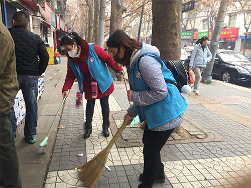 捡拾烟头志愿行 传递引领文明风