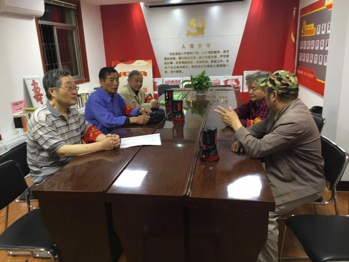 劳动一坊社区“萤火虫”党员志愿者巡逻队夜查辖区电动车充电安全隐患