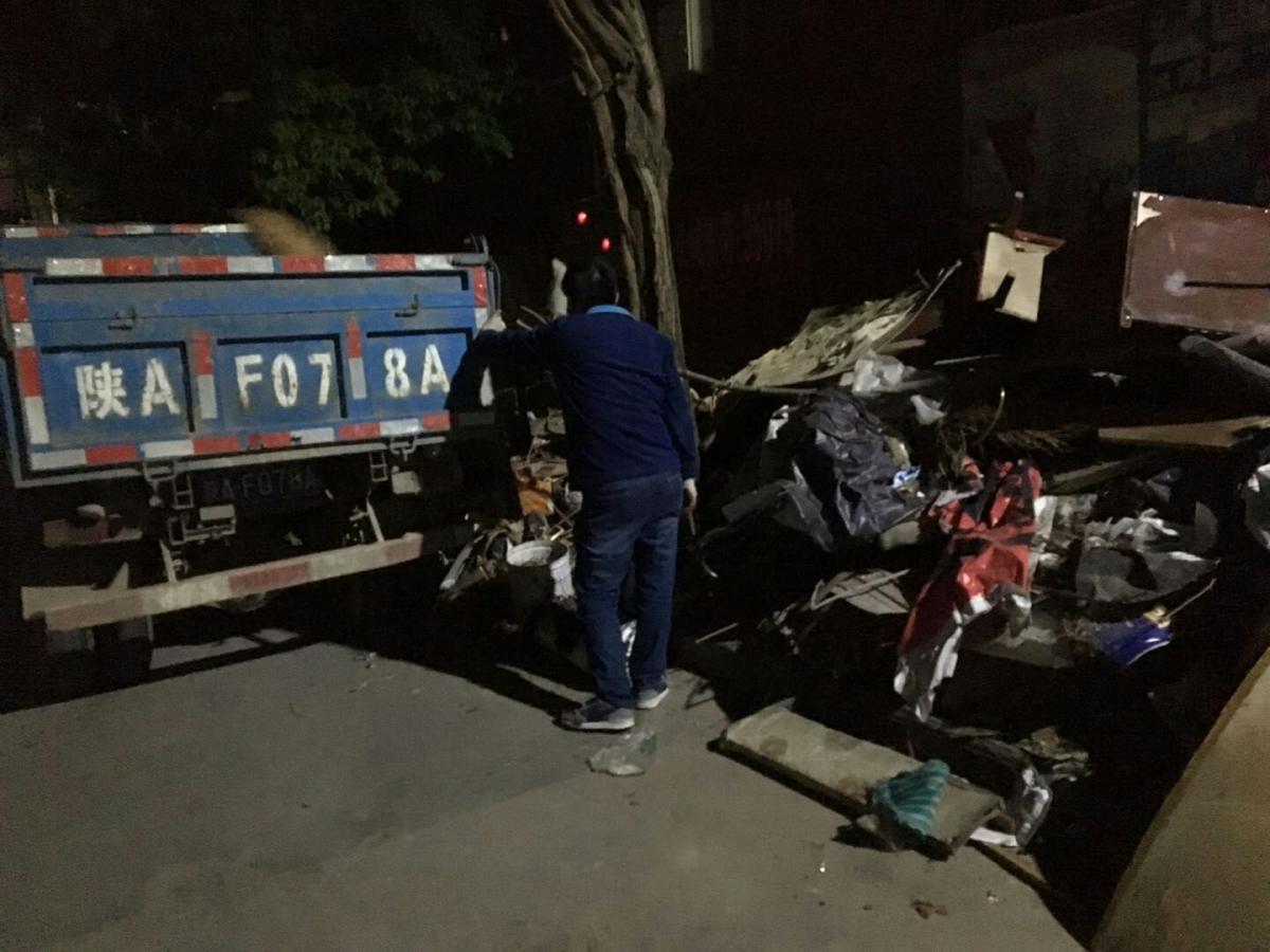 加班清理建筑垃圾 确保辖区干净整洁