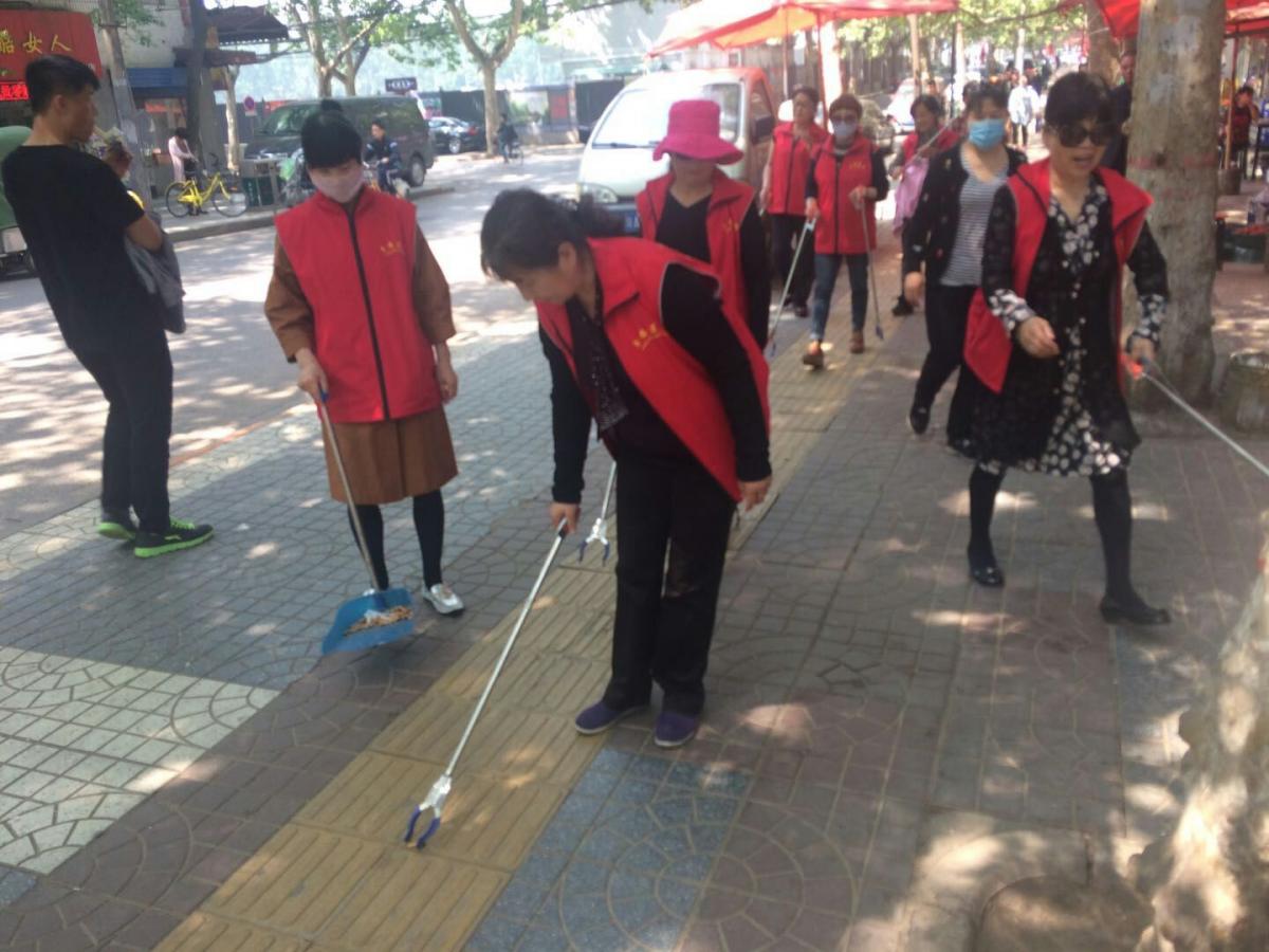 劳动一坊社区开展捡拾烟头活动