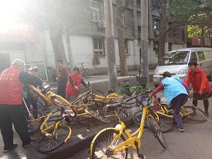 劳动一坊社区开展捡拾烟头活动