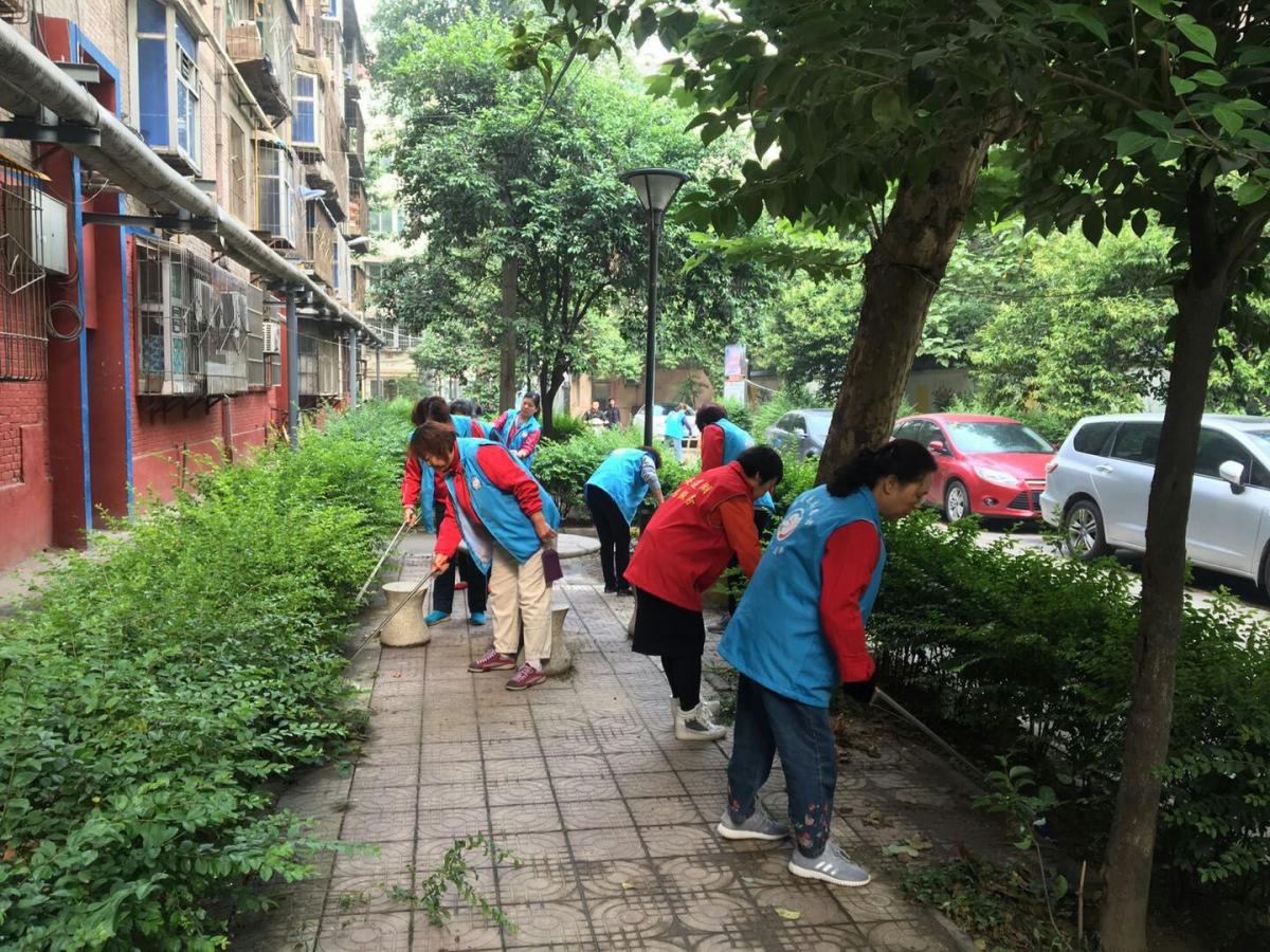 劳动一坊社区开展大扫除活动