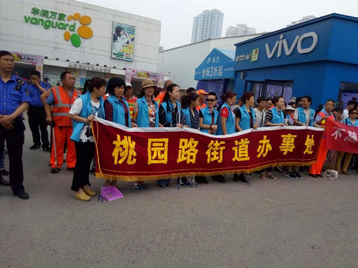 垃圾不乱扔 举止显文明