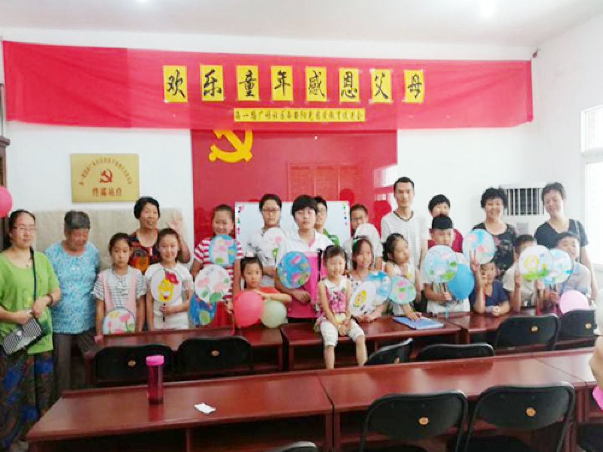 “快乐童年、感恩父母”画扇子活动