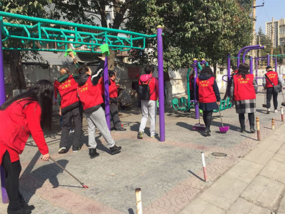 西一路街道兴盛社区党支部开展学雷锋，     打扫卫生，文明引导志愿服务活动