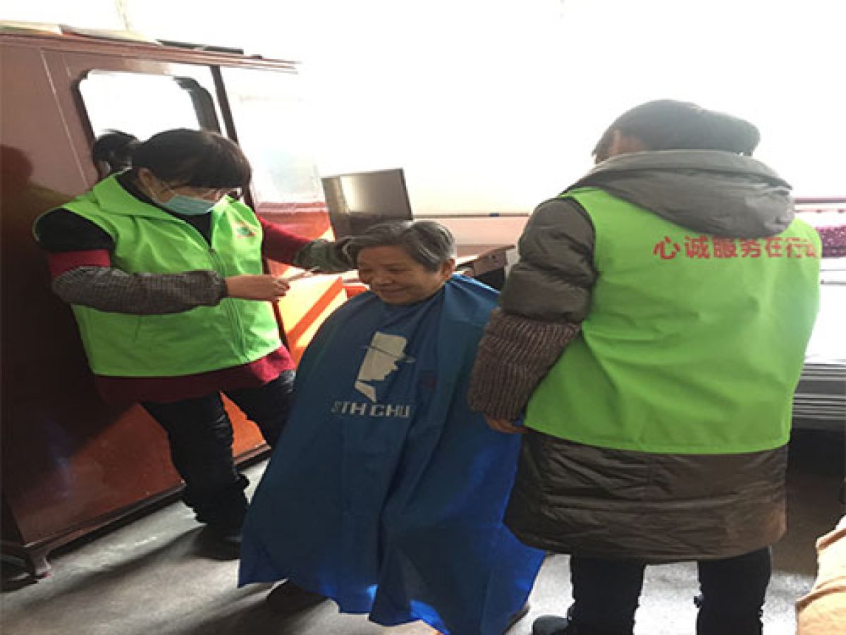 西一路街道兴盛社区组织志愿者义务为老年人理发