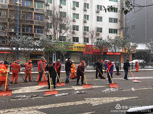 青年力量树先锋 破冰除雪保安全