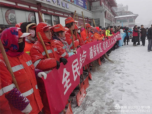 “万人铲雪”活动  学习巷在行动