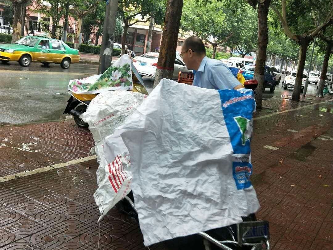 整治三车摆放，维护环境秩序  