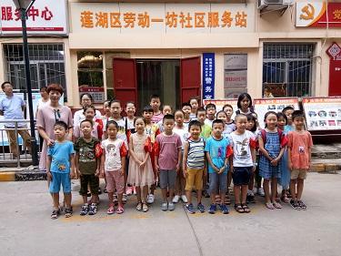 礼让斑马线 共撑文明伞