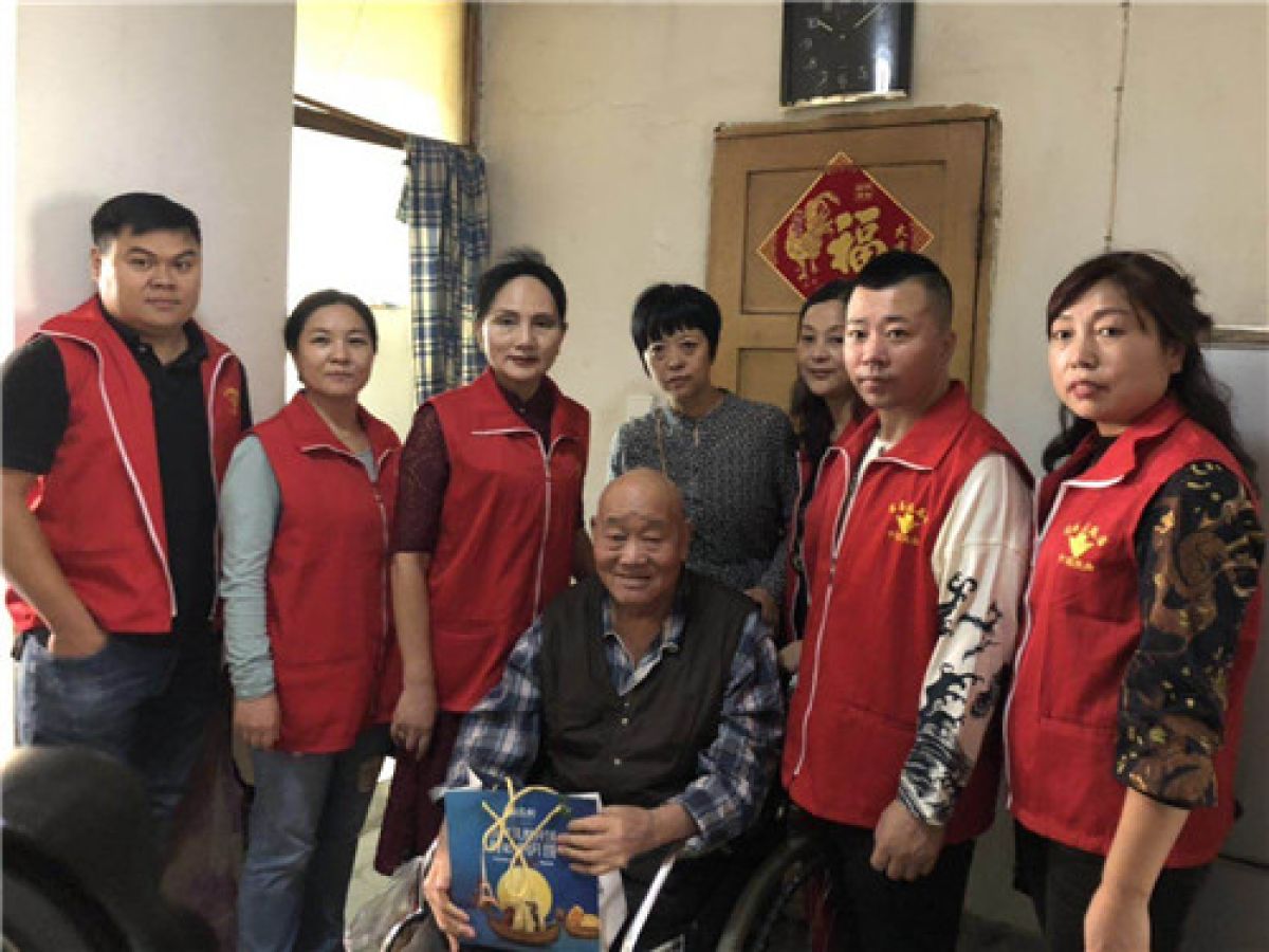 西一路街道兴盛社区志愿者中秋送月饼送祝福活动