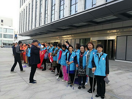 捡拾辖区小烟头 干干净净迎国庆