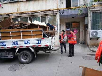 清运辖区废旧家具 美化居民居住环境