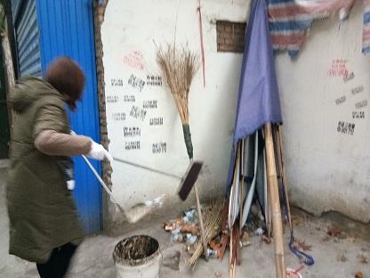 清理辖区乱堆乱放 维护居民居住环境