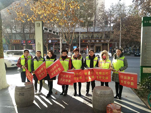 金渭路社区志愿者在西风路路口交通站岗
