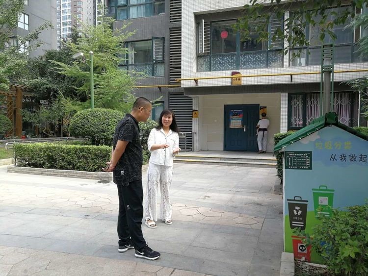 谭家街道市容科科长检查高山流水社区垃圾分类工作