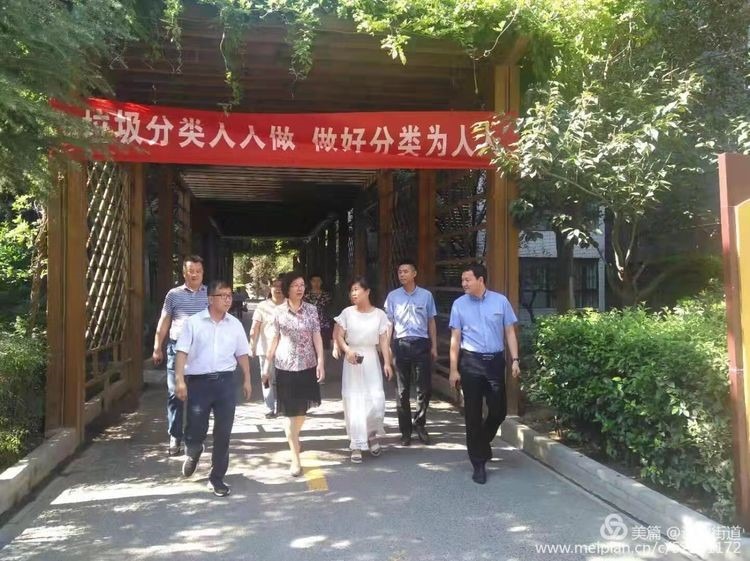 区长梁晚晴到谭家街道高山流水社区检查垃圾分类工作开展情况