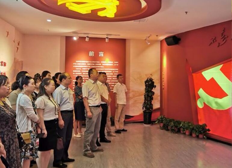 “不忘初心勇于担当 追赶超越党员先行” 胡家庙街道党工委组织党员参观档案文献展