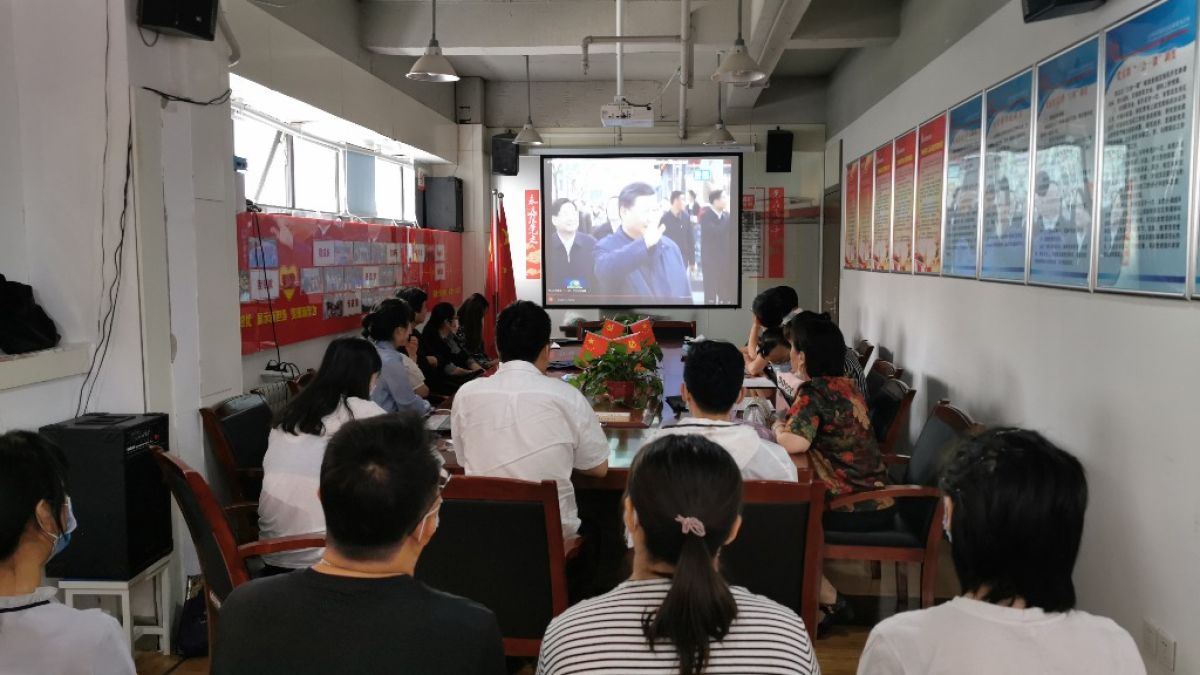 谭家街道高山流水社区党支部组织党员及社区两委学习“习近平总书记来陕西考察重要讲话精神”