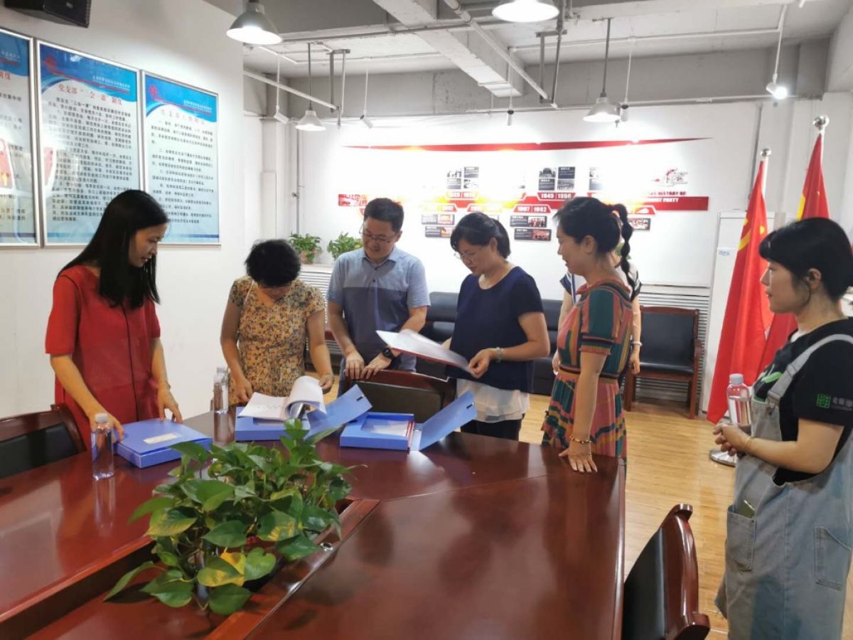 妇联主席来高山流水社区参观 