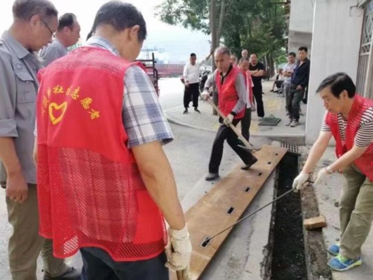 修整北照西区大门地面凹陷处