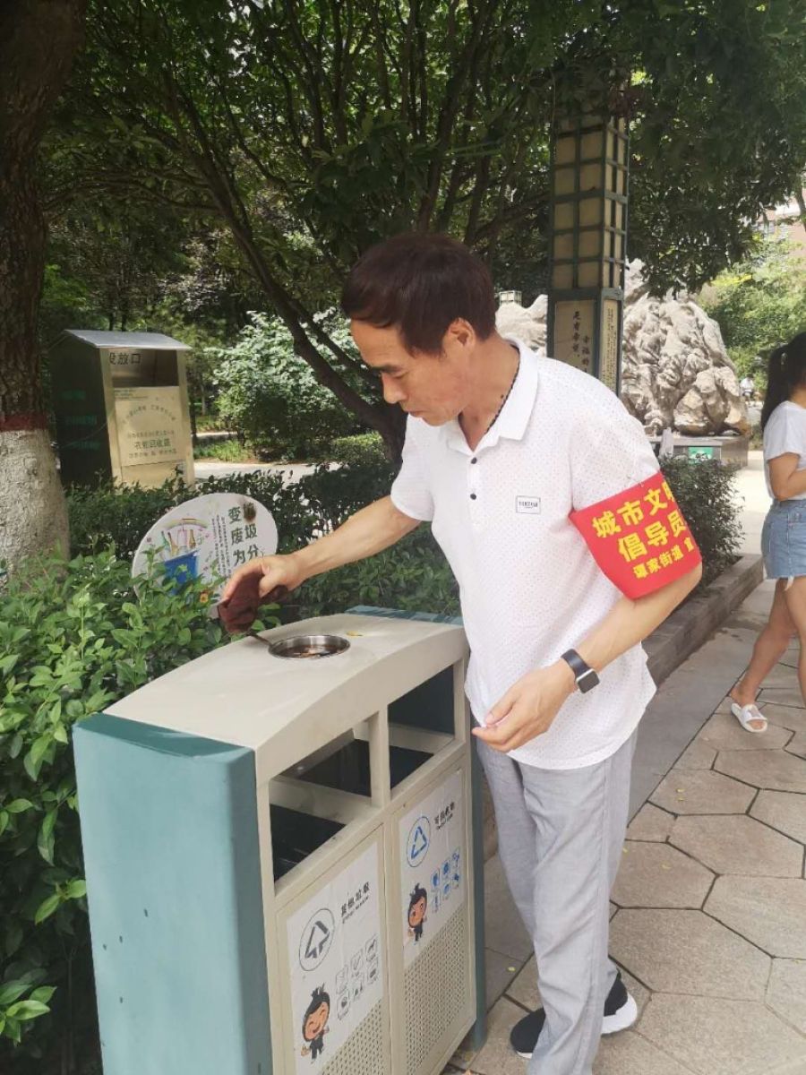 谭家街道高山流水社区开展“志愿者大擦洗、大整治”活动