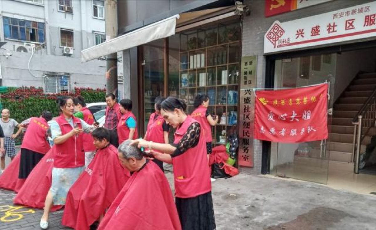 陕西慈善协会爱心大姐团队--情暖社区--爱心义剪