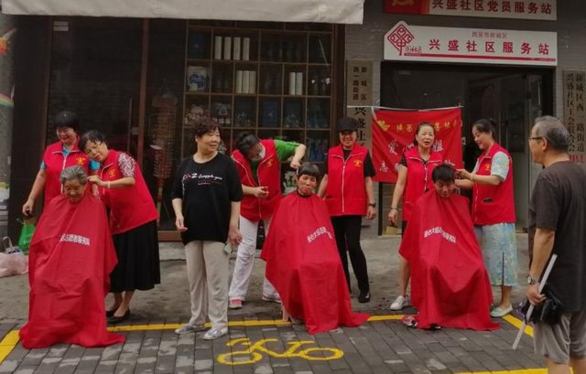 陕西慈善协会爱心大姐团队--情暖社区--爱心义剪