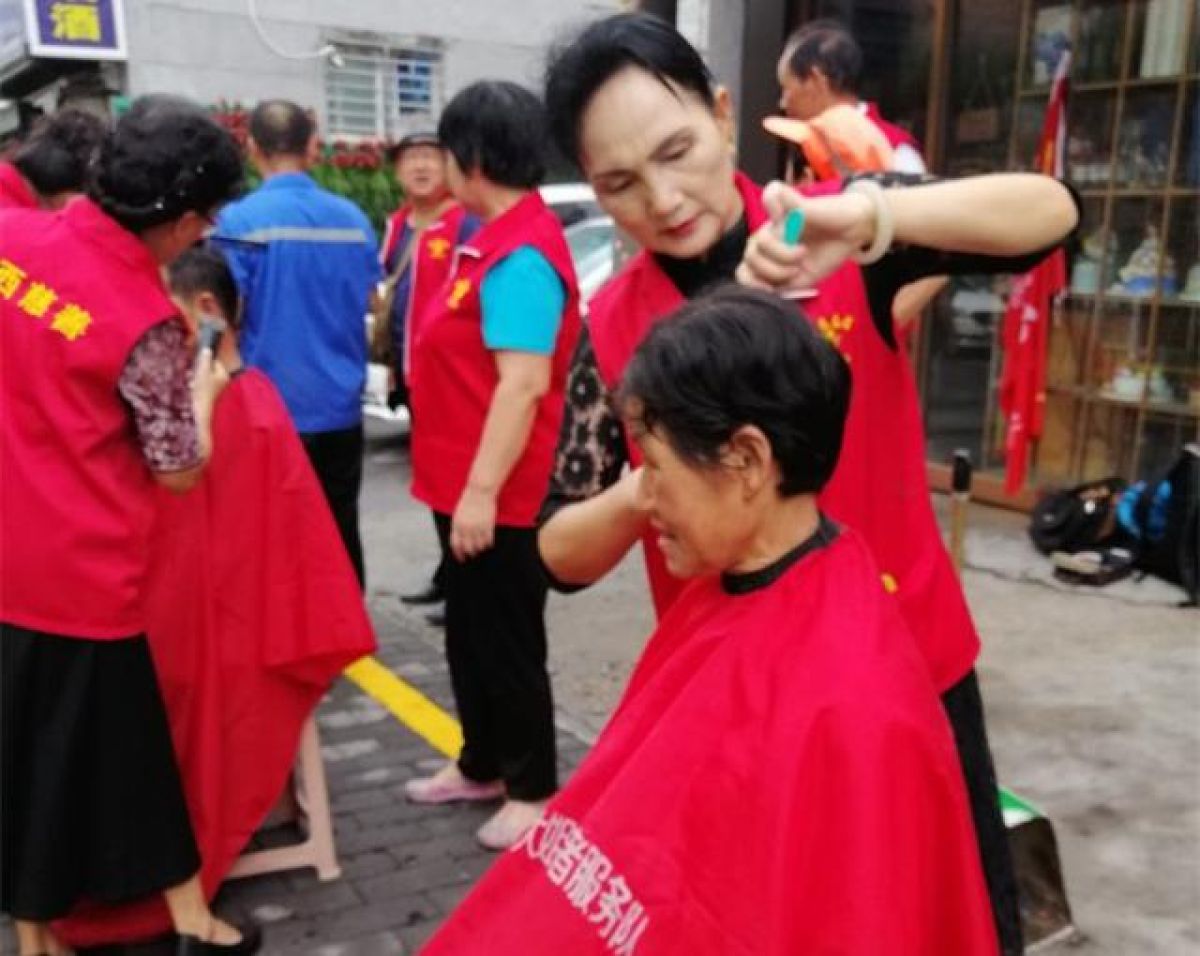 陕西慈善协会爱心大姐团队--情暖社区--爱心义剪