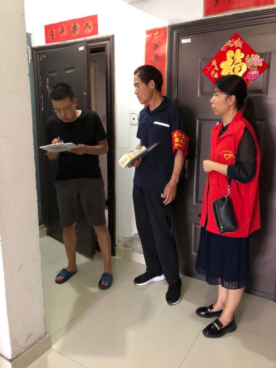 谭家街道高山流水社区开展“迎十四运 创文明城”听民声、解民忧大走访活动