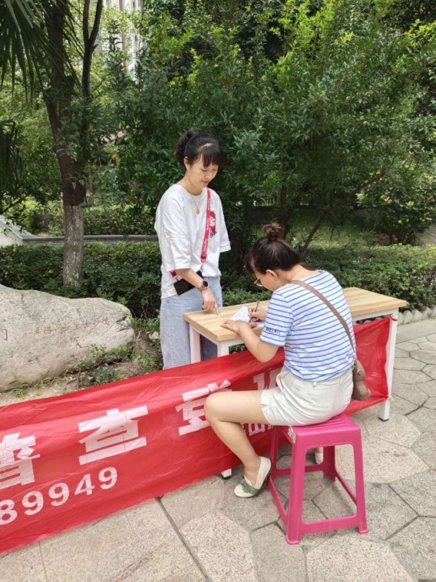 请长期居住在高山流水小区的居民前来高山流水社区登记人口信息