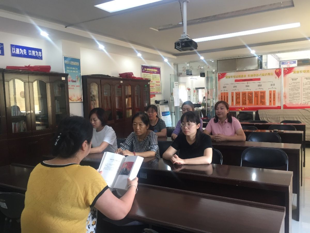 兴盛社区党委组织集中学习研讨《习近平谈治国理政》第三卷