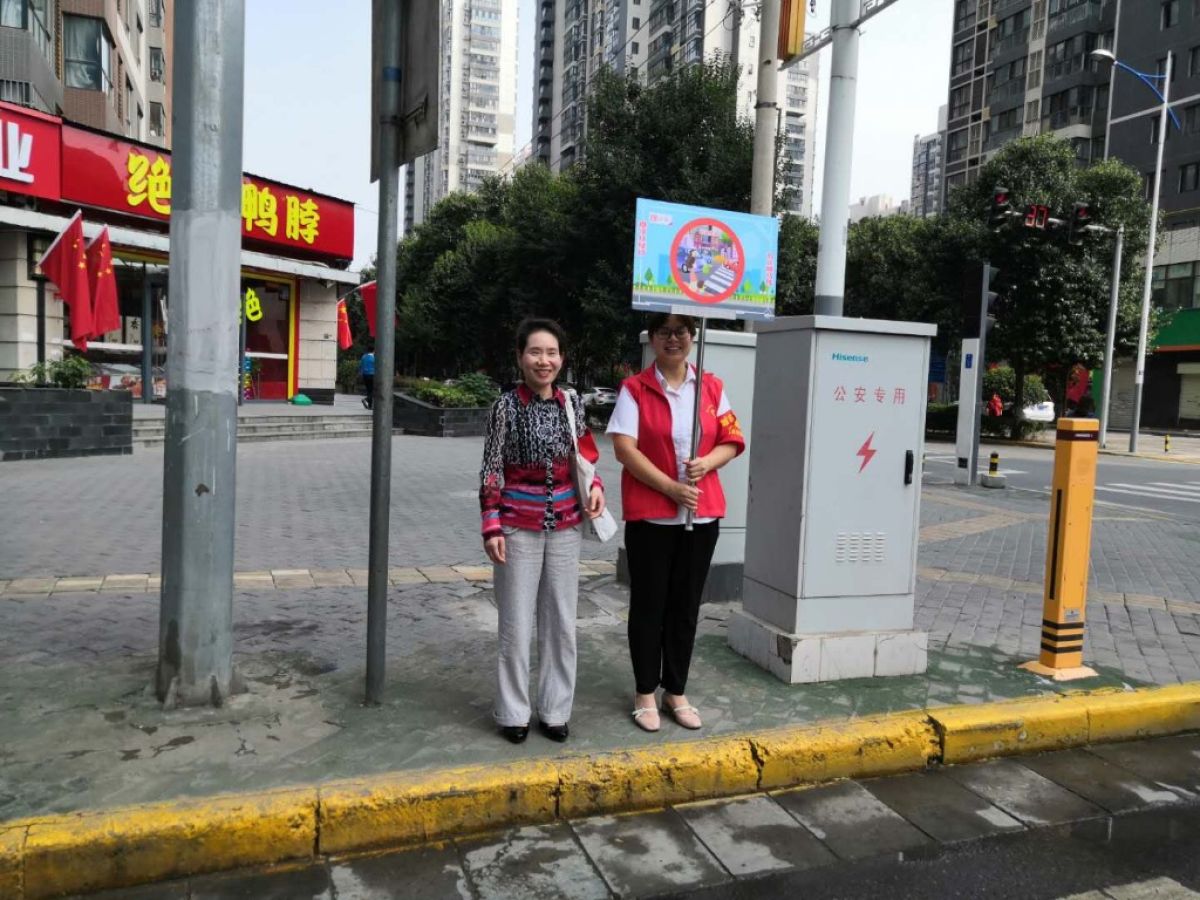 谭家街道高山流水社区“红马甲”，助力文明城市创建