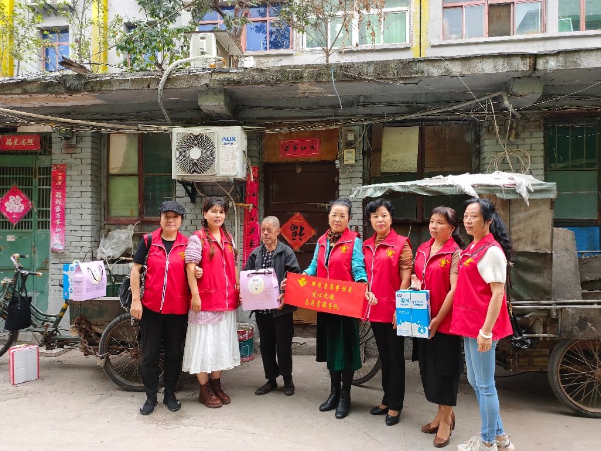 兴盛社区志愿者双节慰问活动