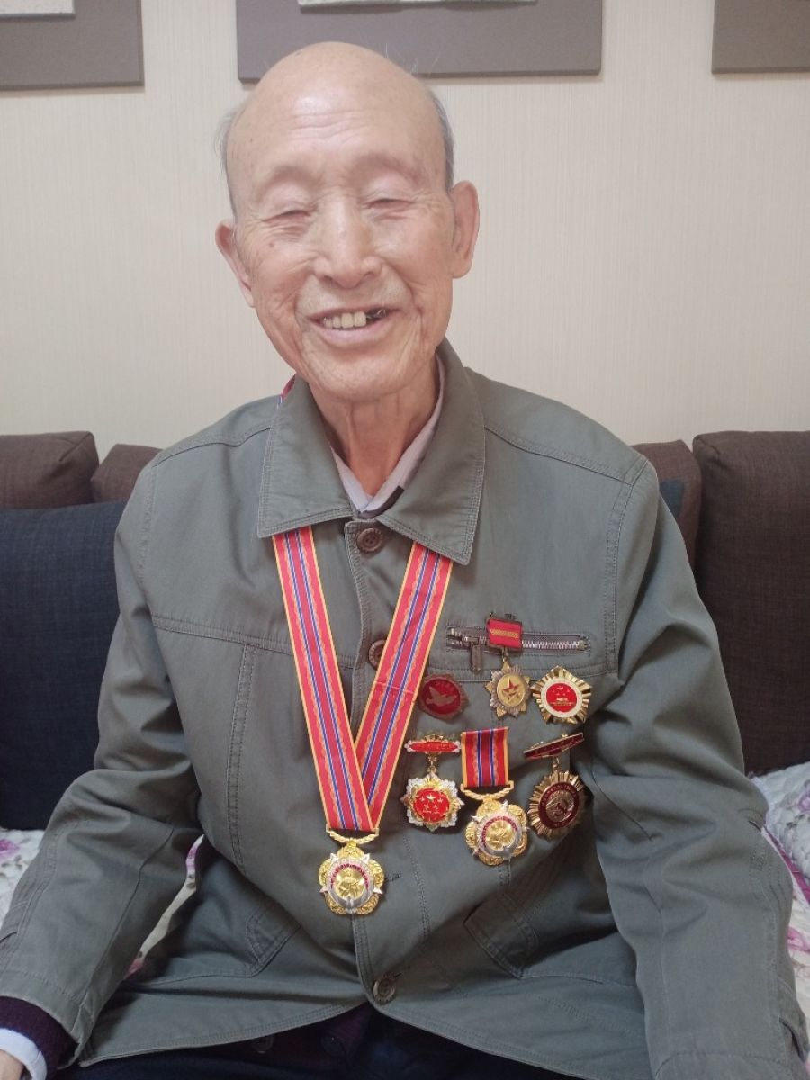 谭家街道高山流水社区为抗美援朝老战士颁发纪念章