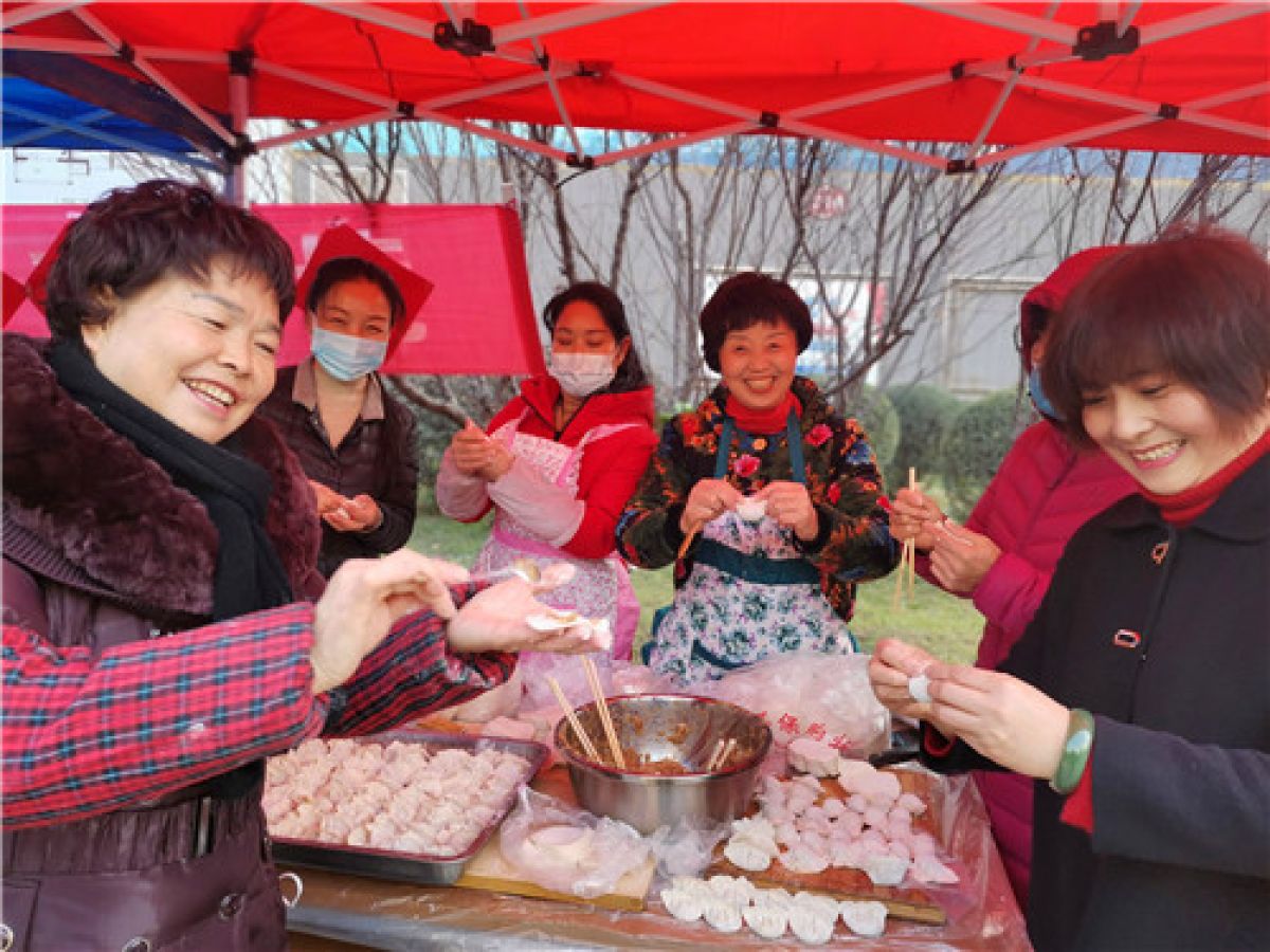 邻里情浓冬至日 暖心饺子送祝福