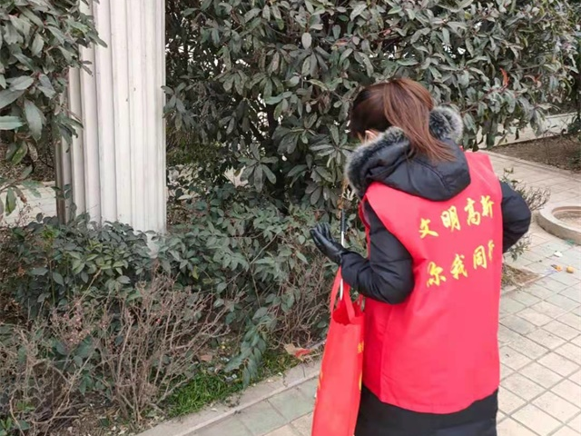 志愿服务进社区 打扫卫生暖人心