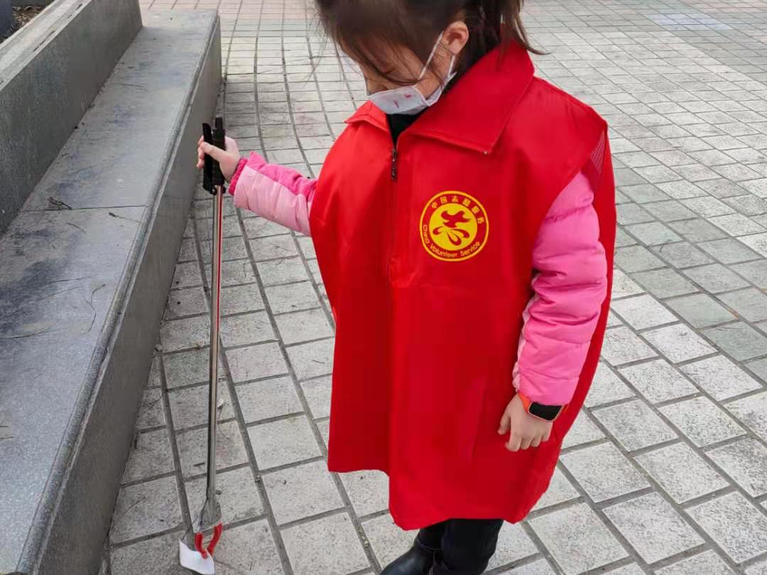 志愿服务进社区 打扫卫生暖人心