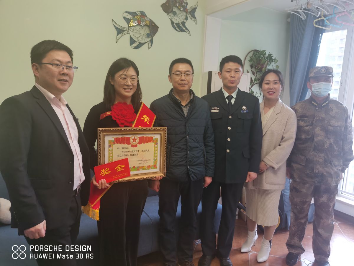 未央区谭家街道高山流水社区慰问荣立三等功的现役军人家属 