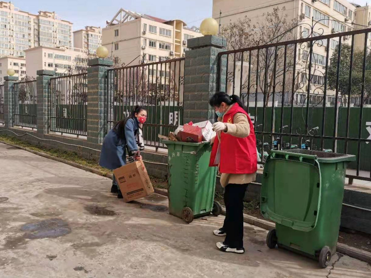 和谐路社区开展“捡拾小烟头 传播大文明”志愿服务活动