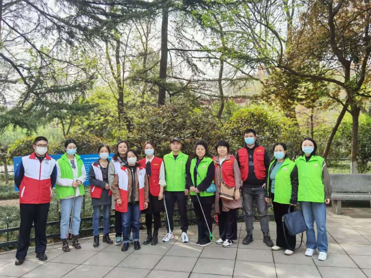 兴盛社区志愿者开展清明节为烈士扫墓献花活动