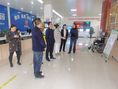 市科协领导检查指导  龙山路社区科普创建工作
