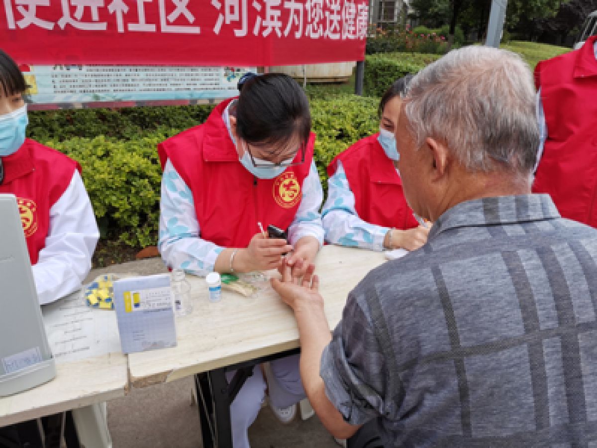 义诊进社区，温暖入人心
