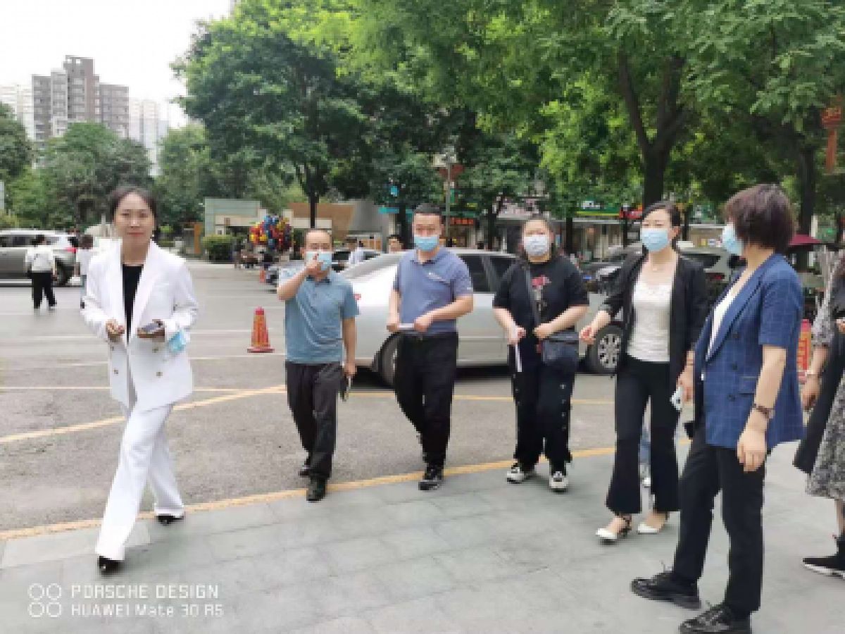 市疫情指挥部社区管控组负责人一行到高山流水社区督导检查常态化疫情防控工作