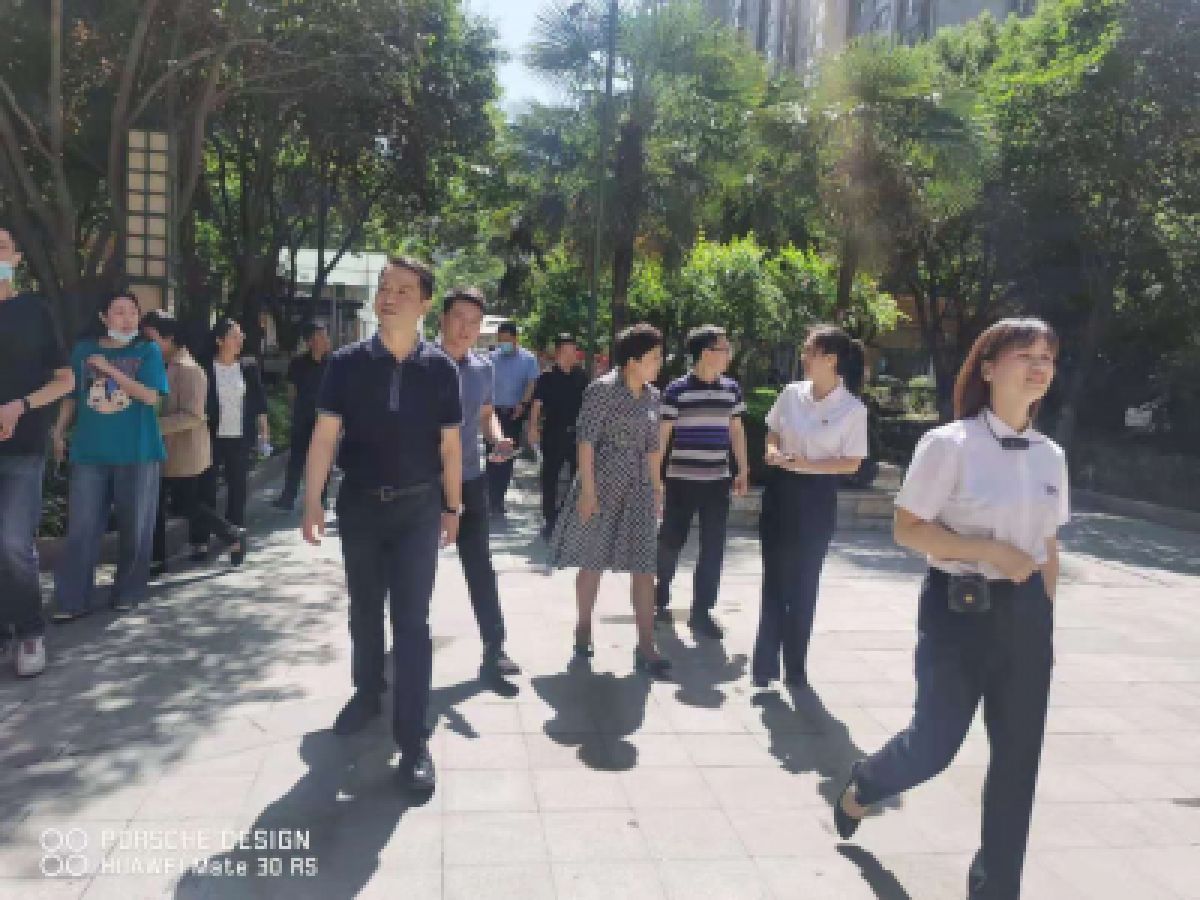 市、区宣传部领导一行到高山流水社区督导检查创文工作